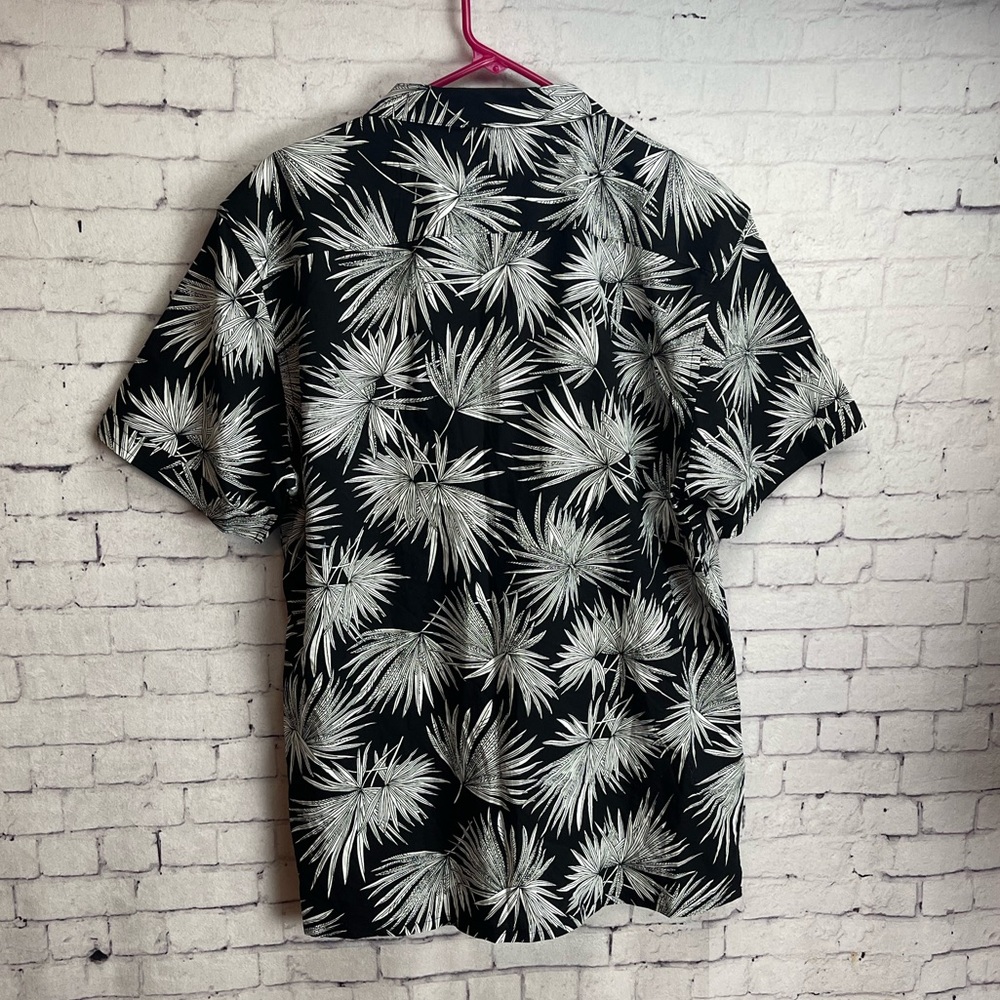 Thread and cloth black and white short sleeve button down shirt size XL - Picture 3 of 4